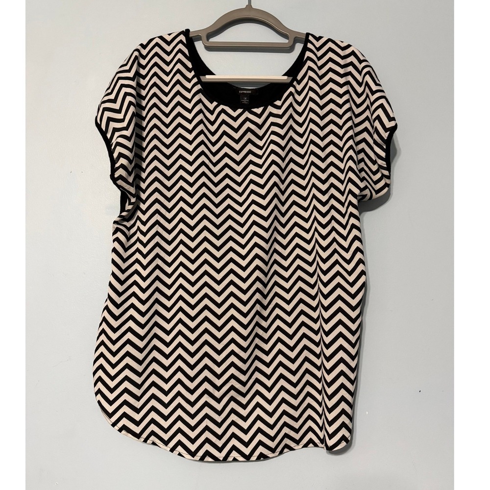 Espresso Women's 1X Black White Chevron Zig Zag Short Sleeve Blouse 2527